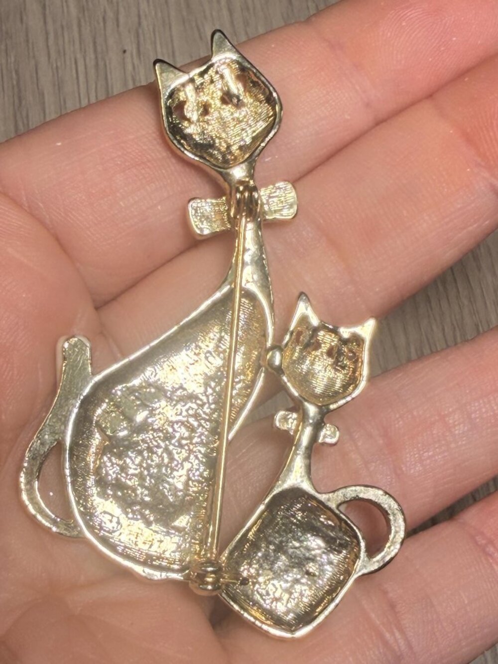Cat Brooch Green Rhinestone Eyes Vintage Beige Mom and Kitten Cat Pin Gold Tone - Picture 5 of 6